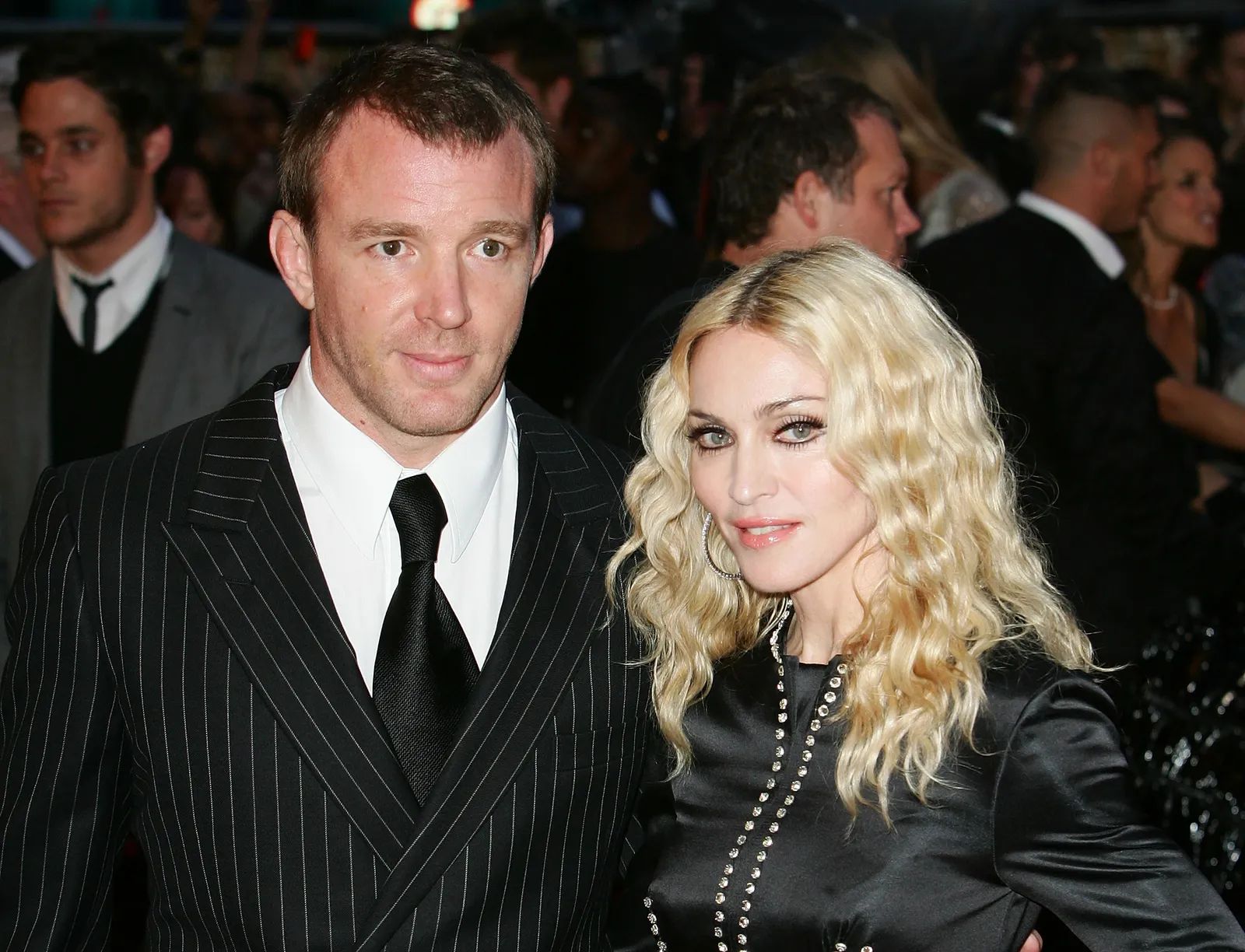 L'image peut contenir Guy Ritchie Madonna Adam Baldwin Accessoires Tenue de soirée Cravate Personne Photobombing et vêtements