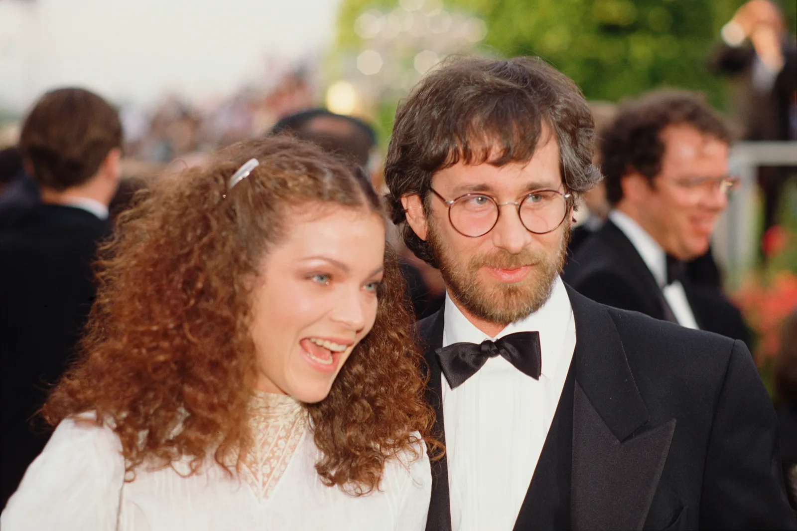 L'image peut contenir Amy Irving Steven Spielberg Vêtements Tenue de soirée Costume Visage Tête Personne Photographie et portrait