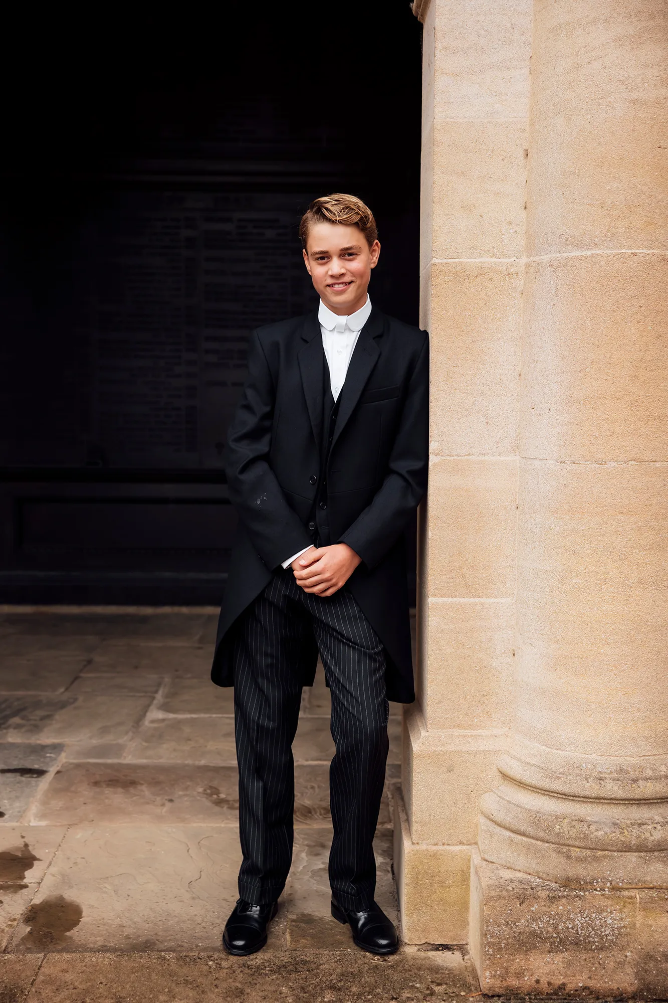 L'image peut contenir des vêtements de Prince George de Cambridge, tenue de soirée, costume, manteau debout, blazer et veste pour adulte.