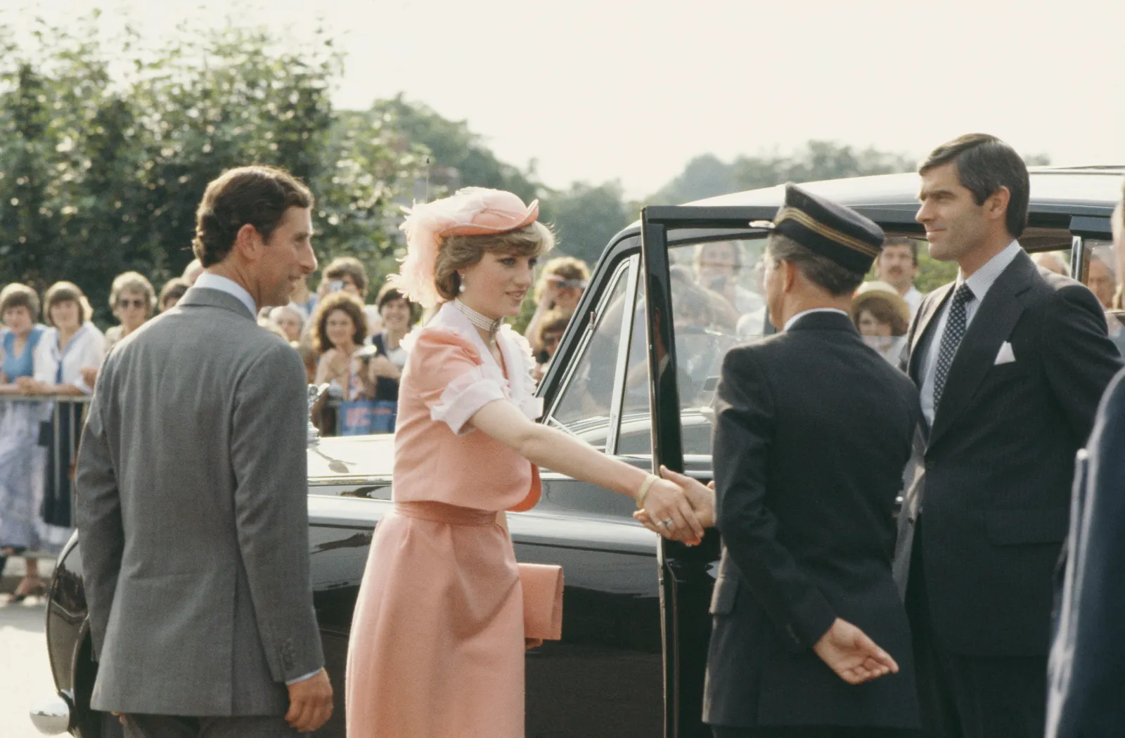 L'image peut contenir Diana, princesse de Galles, David Givens, personne, vêtements pour adultes, chapeau, visage et tête.