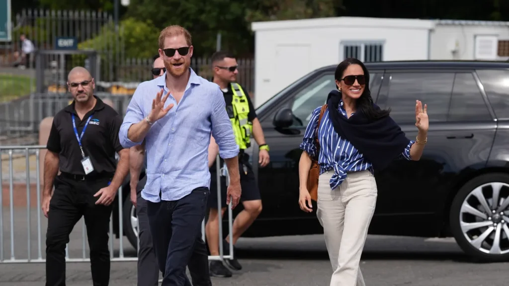 Les paparazzi surprennent Meghan Markle et le prince Harry au pub
