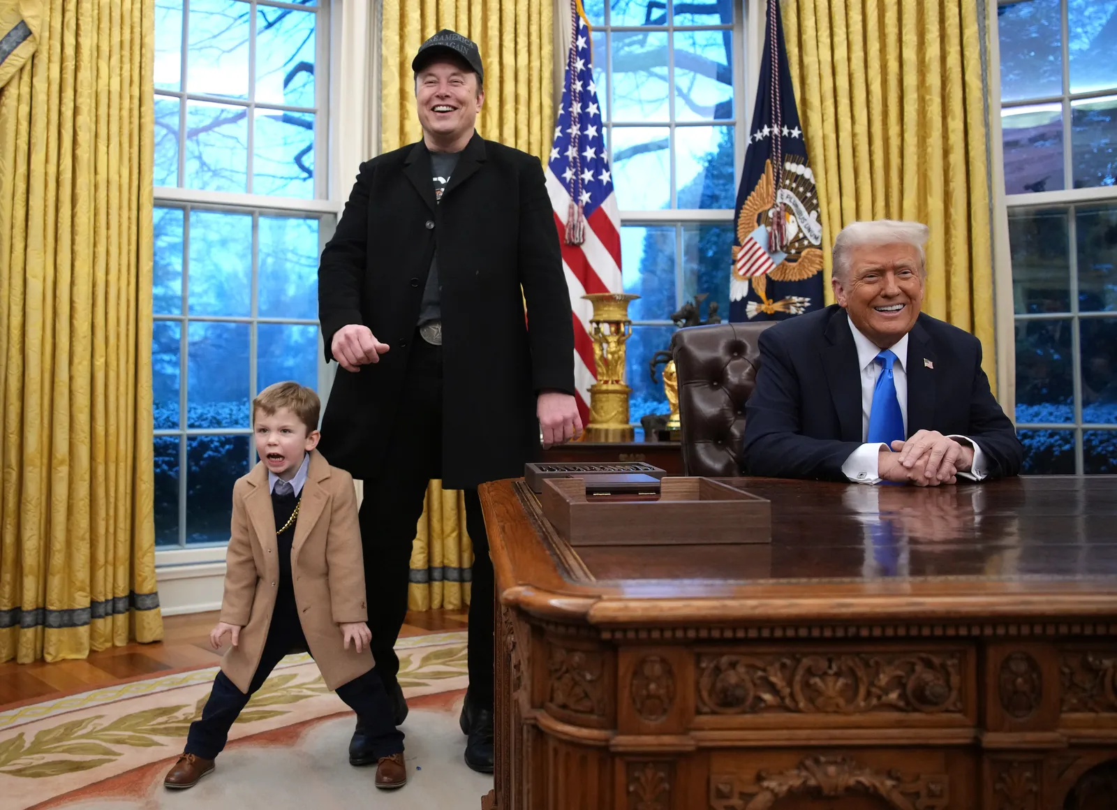 L'image peut contenir Elon Musk Vêtements Manteau Blazer Veste Adulte Personne Visage Tête Photographie Portrait et Enfant