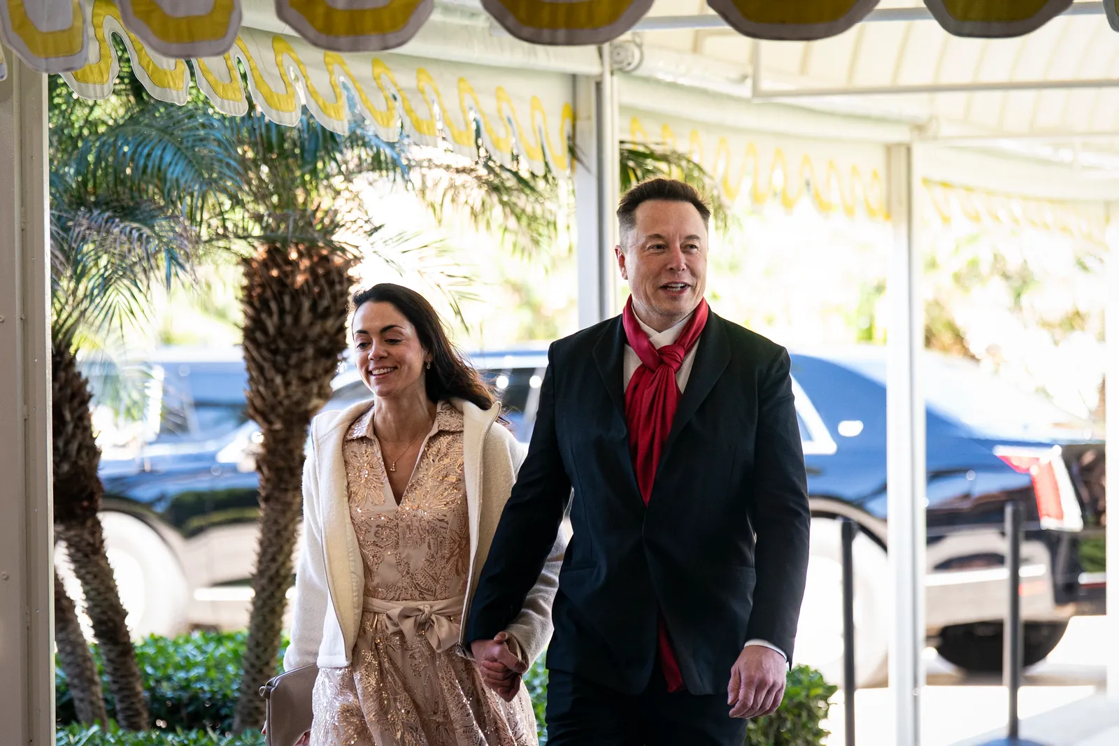 L'image peut contenir Elon Musk Blazer Vêtements Manteau Veste Écharpe Personne Adulte Mariage Partie du corps et main