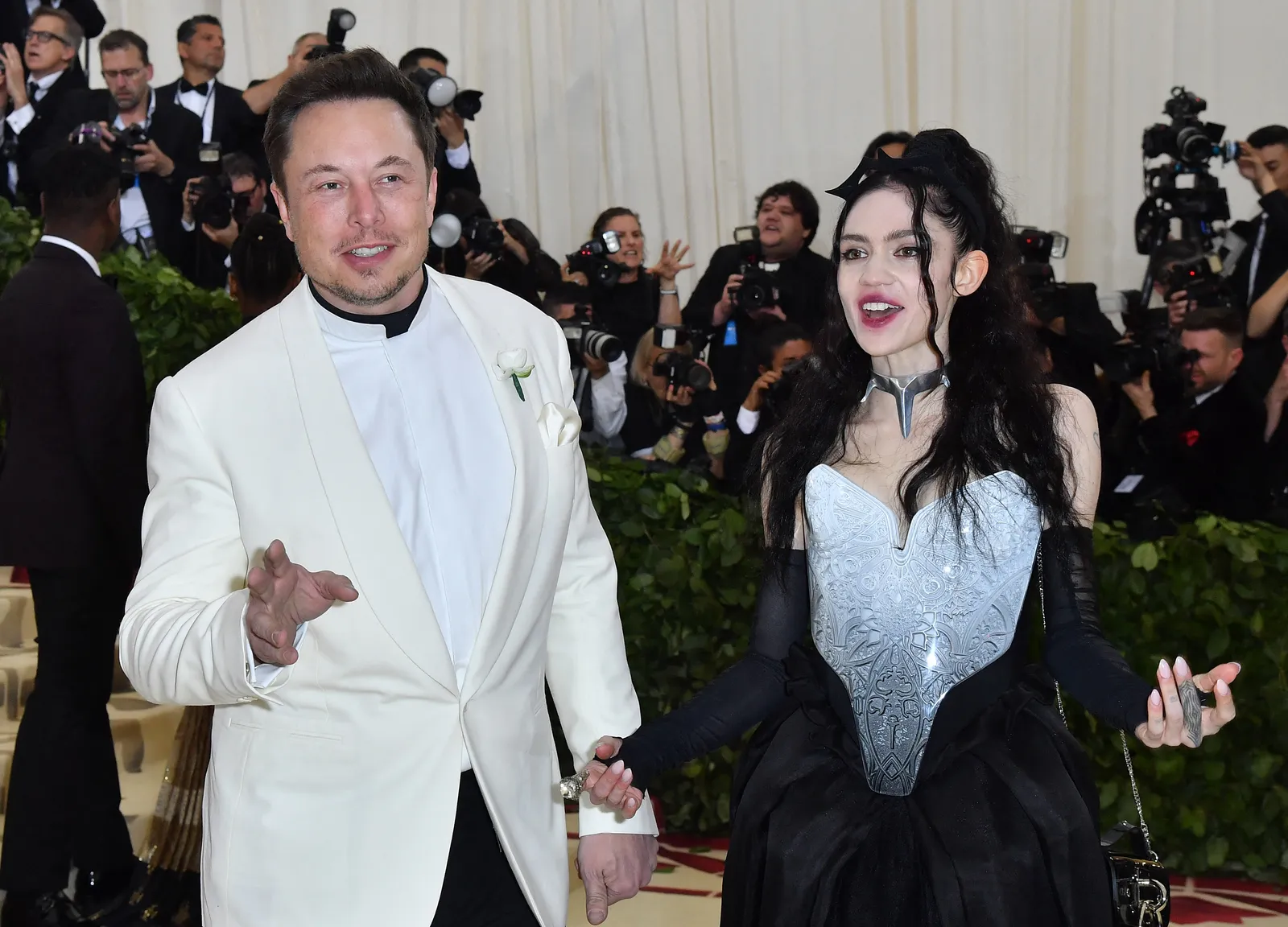 L'image peut contenir Elon Musk Grimes Akbar Abdi Vêtements Tenue de soirée Costume Personne Photobombing Adulte et Mariage