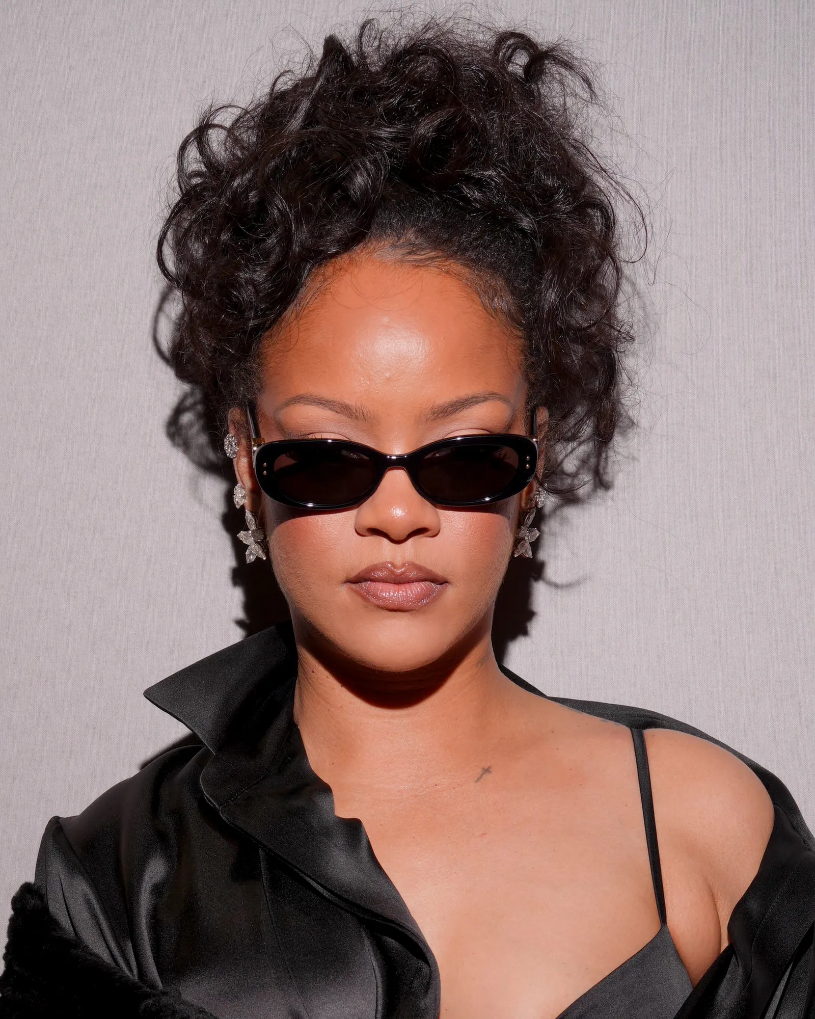 L'image peut contenir Rihanna Accessoires Lunettes de soleil Personne adulte Visage Tête Photographie Portrait Cheveux et cheveux noirs