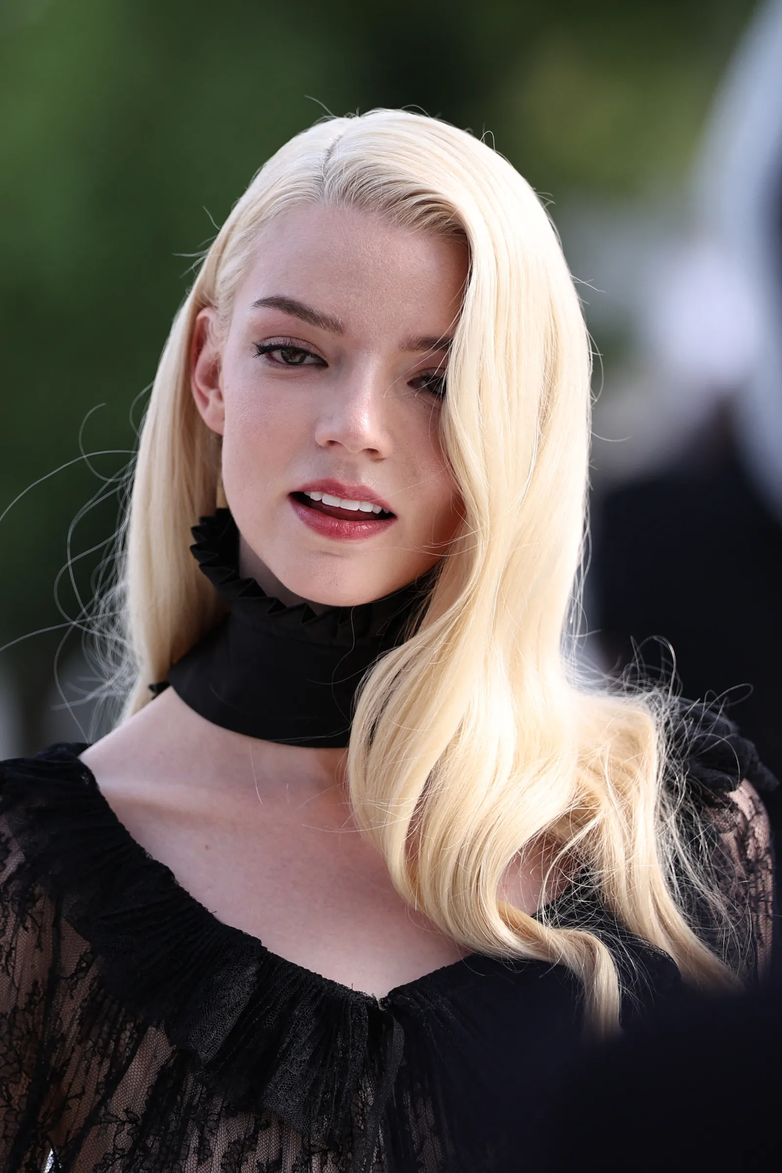L'image peut contenir Anya TaylorJoy, personne aux cheveux blonds et adulte.