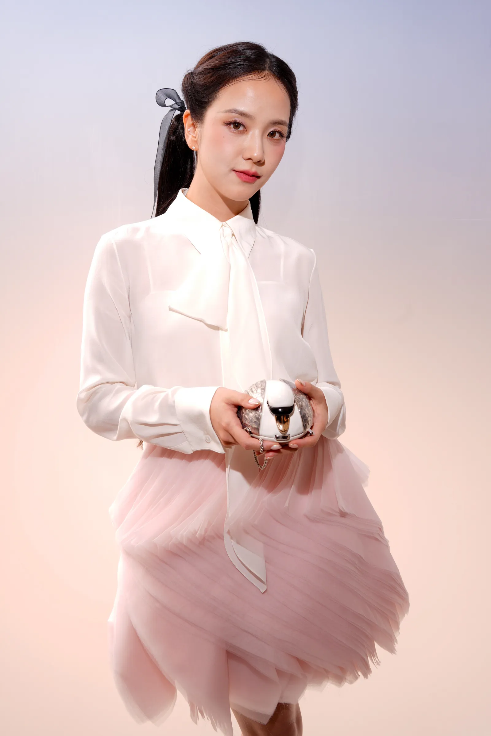 L'image peut contenir des vêtements de cérémonie Personne adulte Chemisier Vêtements Photographie Robe Visage Tête Portrait Heureux et souriant