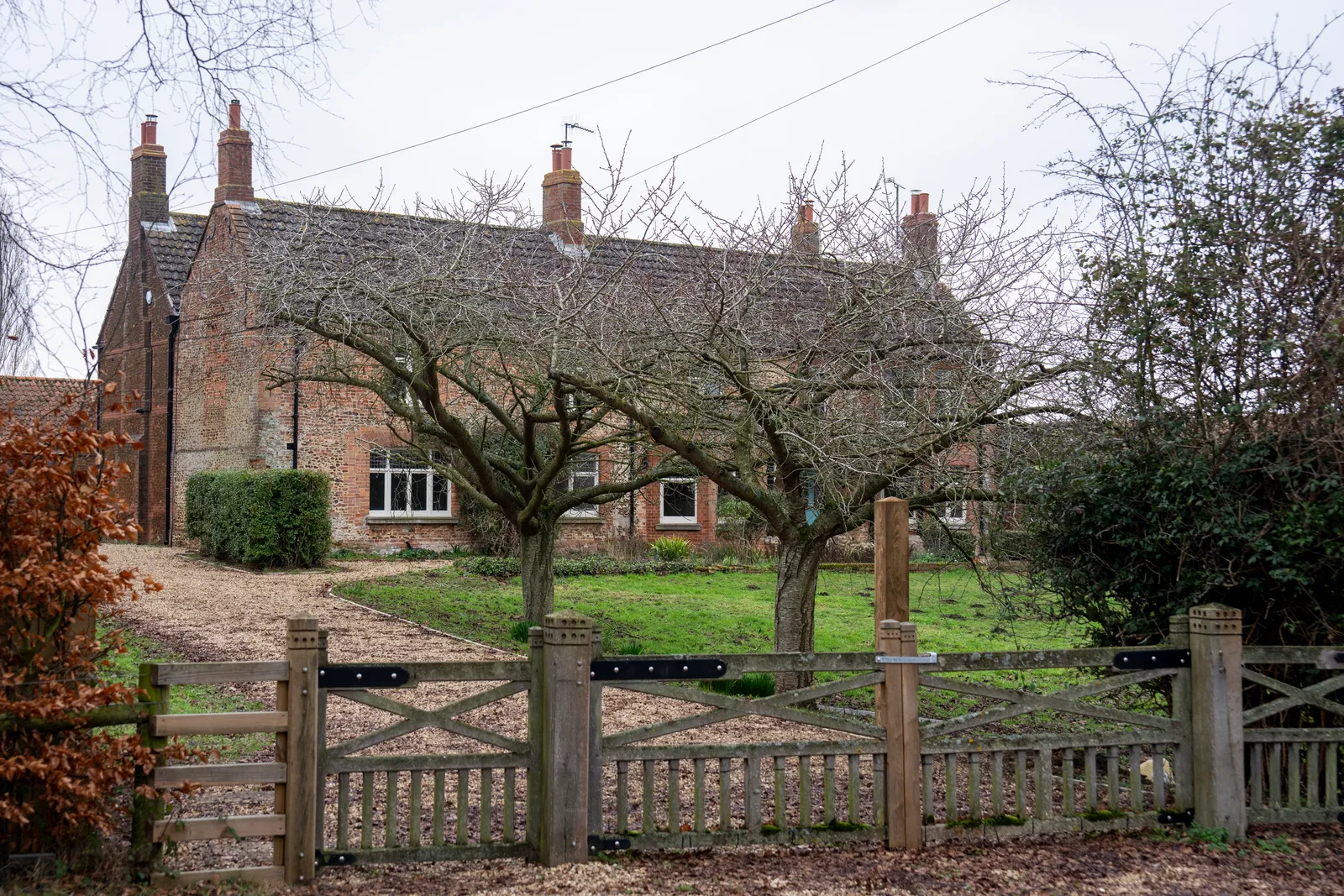 L'image contient peut-être Architecture Bâtiment Cottage Maison Habitat Nature Extérieur Cour Plante Arbre et arrière-cour
