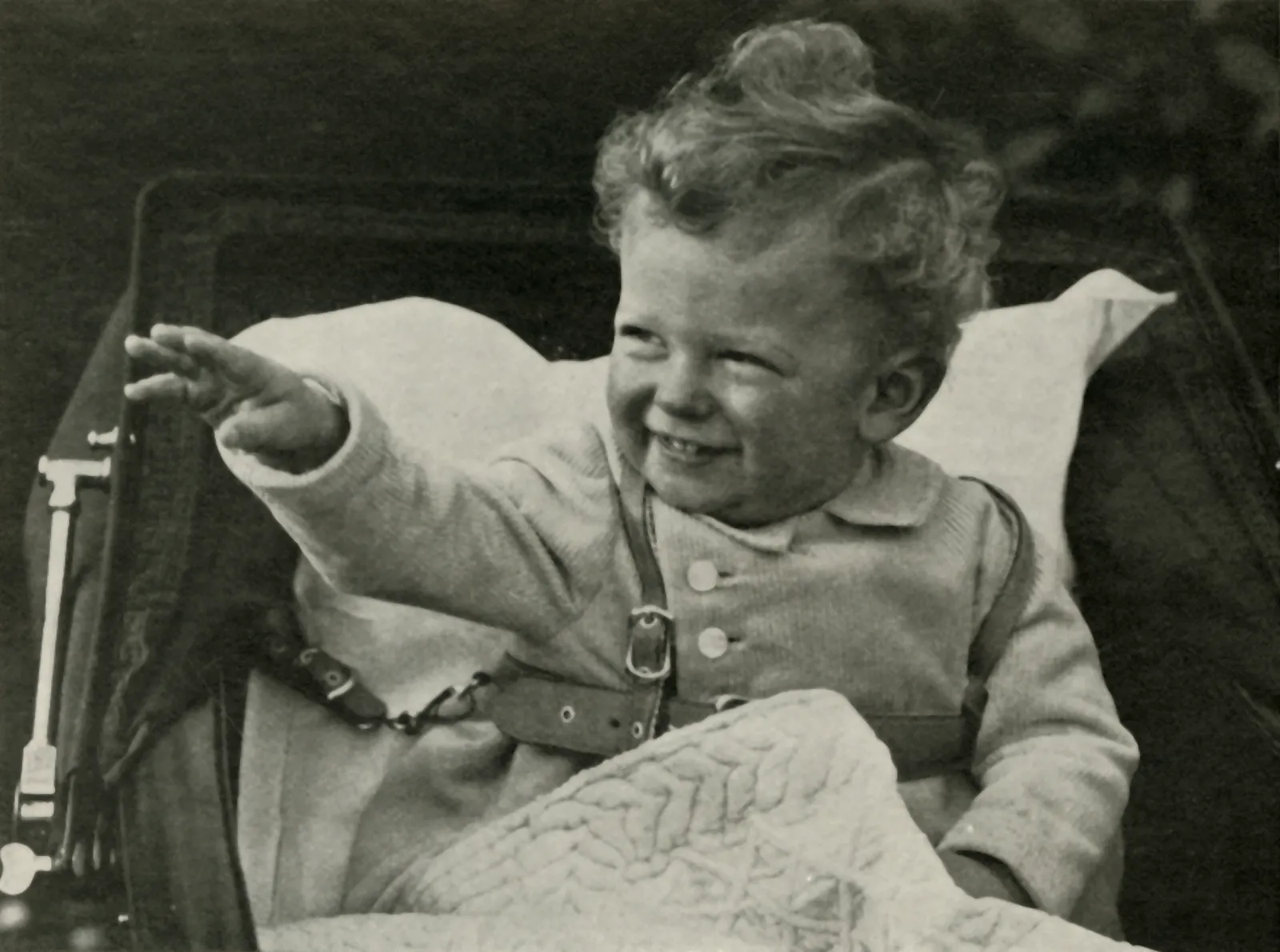 L'image peut contenir un visage, une tête, une personne, une photographie, un portrait, un bébé heureux, des accessoires, des bijoux, un collier et un sourire.