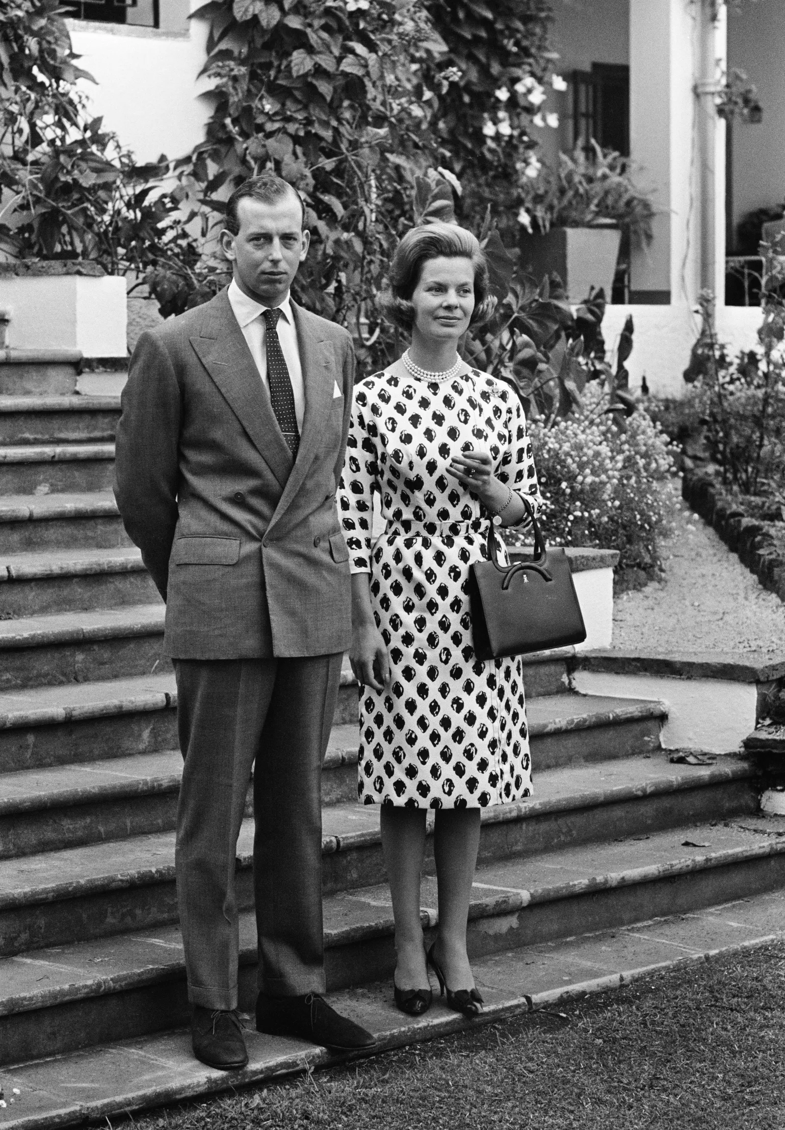 L'image peut contenir Prince Edward Duke of Kent Vêtements Manteau Accessoires Sac Sac à main Blazer Veste et vêtements de cérémonie
