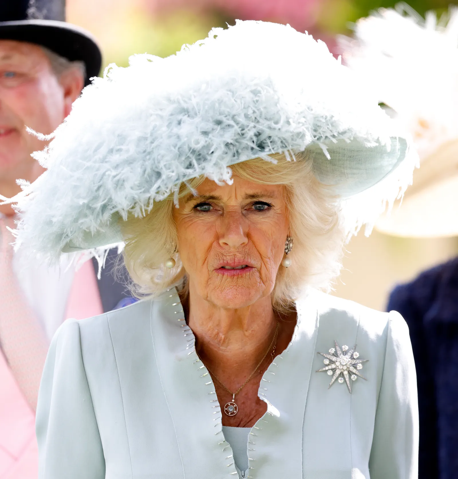 L'image peut contenir une personne adulte mariage visage tête vêtements chapeau accessoires bijoux et collier