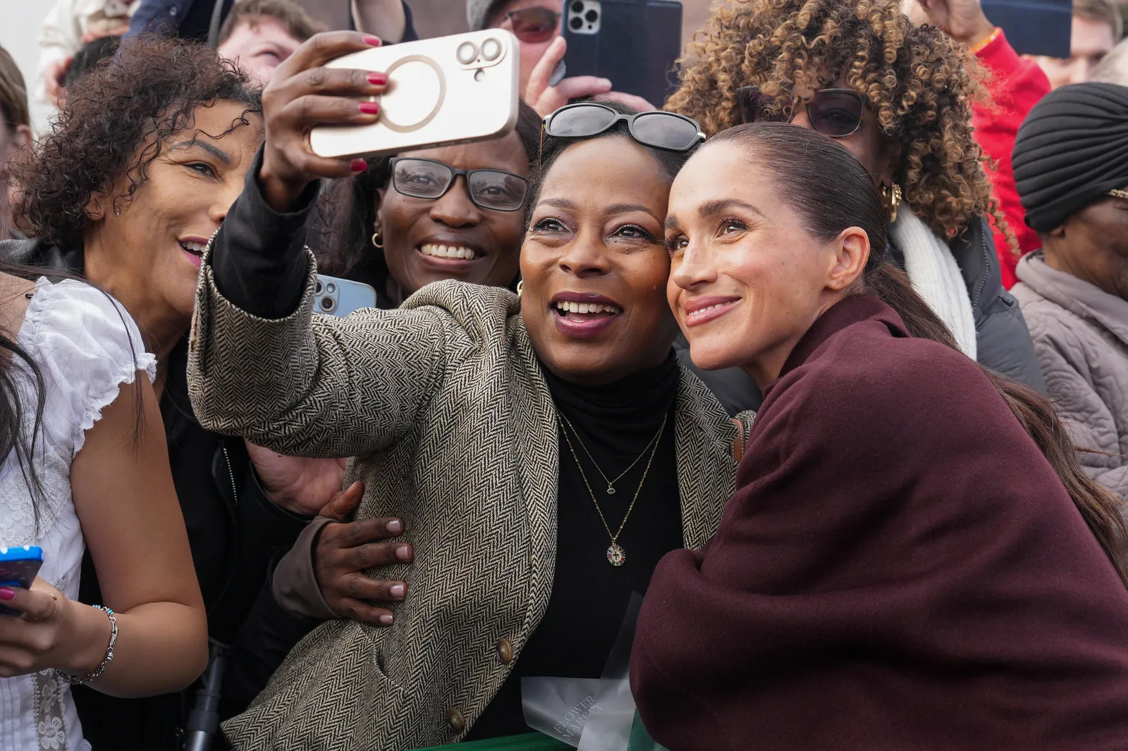 L'image peut contenir Meghan, duchesse de Sussex, Unity Dow Head, personne, visage, selfie, accessoires et lunettes pour adultes