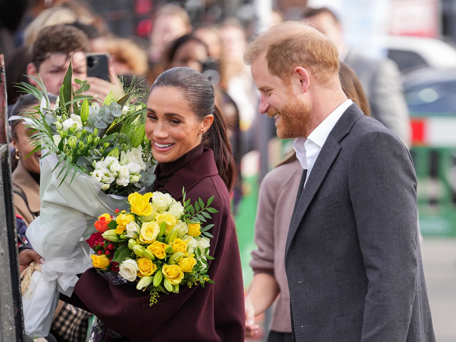 L'image peut contenir le prince Harry, duc de Sussex, Meghan, duchesse de Sussex, composition florale et bouquet de fleurs.