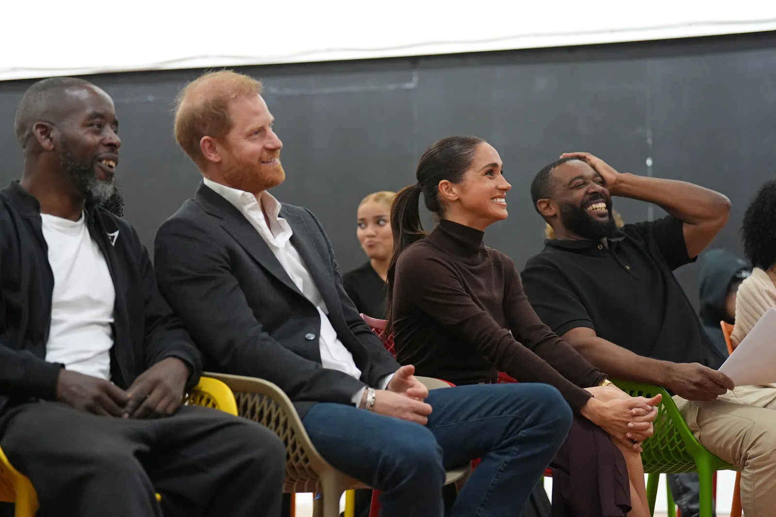 L'image contient peut-être le prince Harry, duc de Sussex, Meghan, duchesse de Sussex, blazer, vêtements, manteau, veste, personne et enfant.