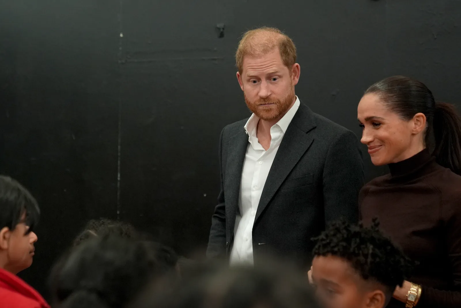 L'image contient peut-être le prince Harry, duc de Sussex, visage, personne, photographie, portrait, blazer, vêtements et manteau.