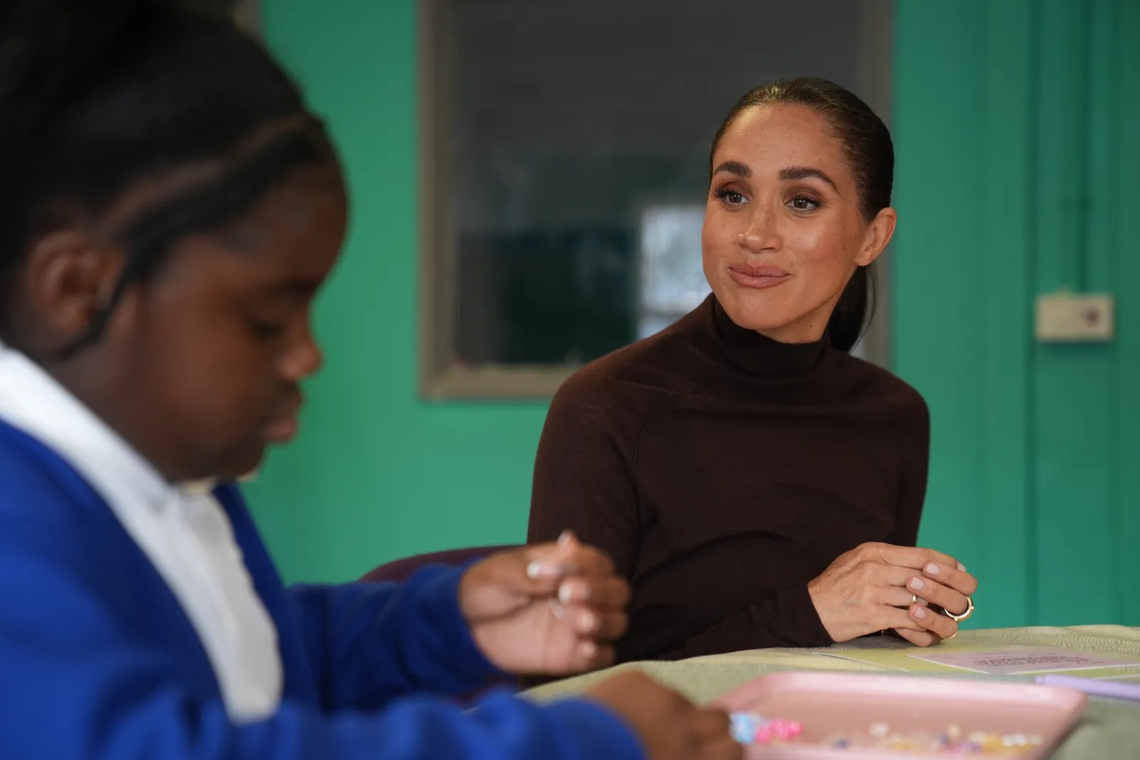 L'image peut contenir Meghan, duchesse de Sussex, personne adulte, visage, tête heureuse et souriante