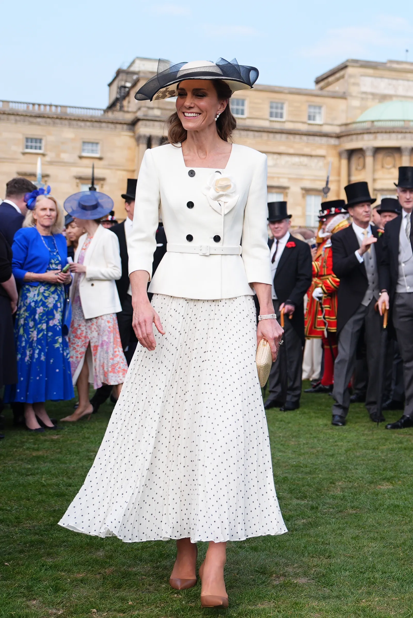 L'image peut contenir Olwen Four Tom Amandes Paul Copan MG Muthu Personne Vêtements de mariage pour adultes Jupe et manteau