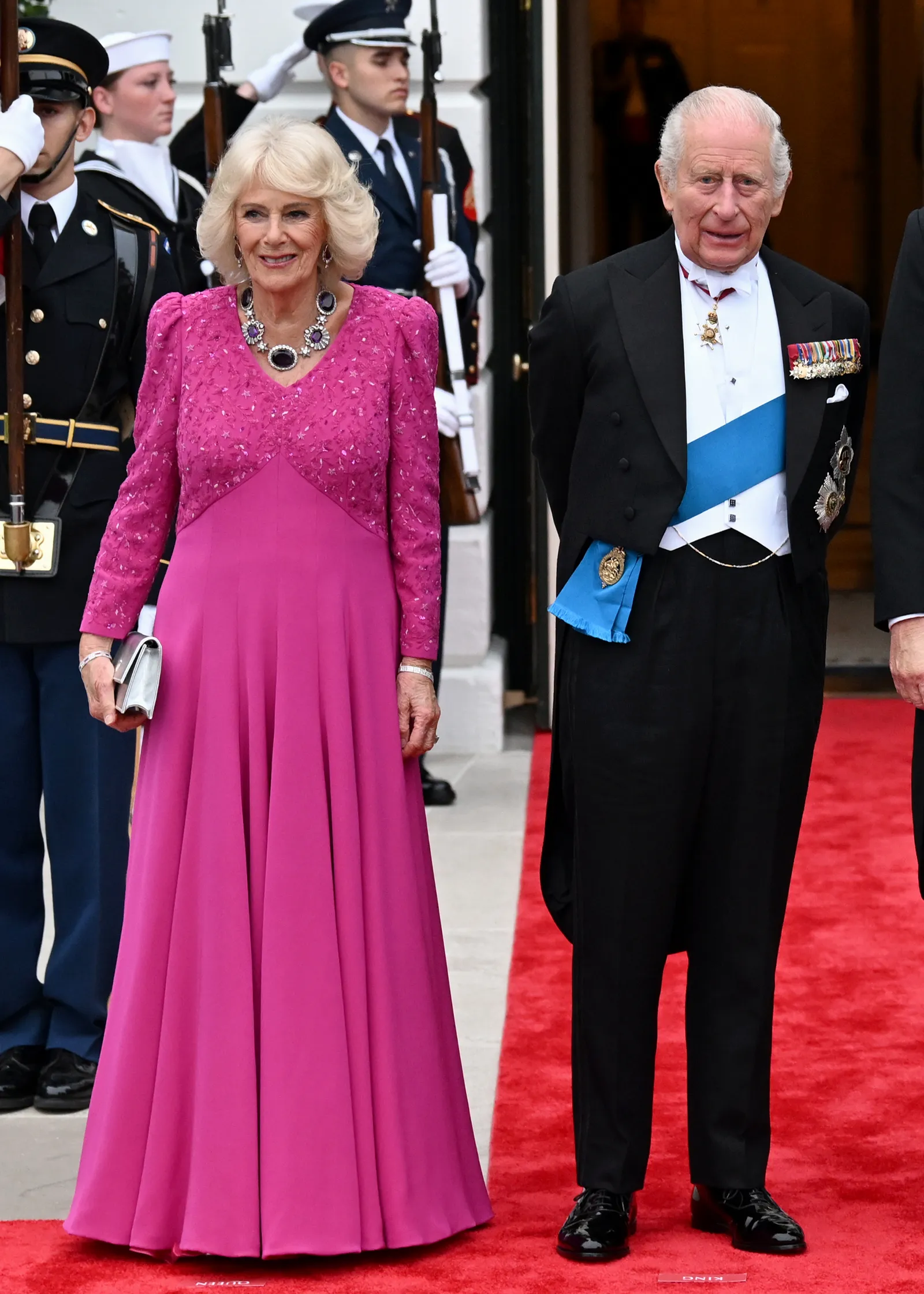 L'image peut contenir Charles Prince de Galles Personne Vêtements pour adultes Gant Accessoires de mariage Tenue de soirée Cravate et manteau