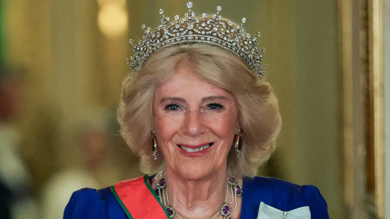 La reine Camilla scintille dans un diadème d'héritage et des améthystes à couper le souffle
