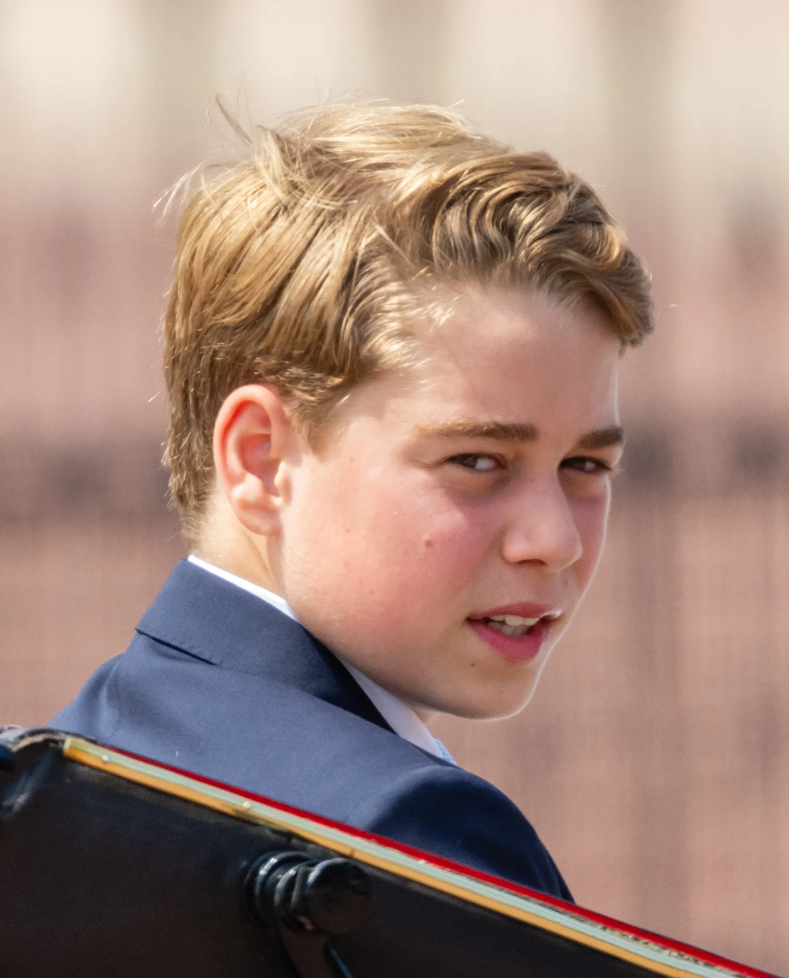 L'image peut contenir le visage et la tête d'un enfant aux cheveux blonds de Prince George de Cambridge