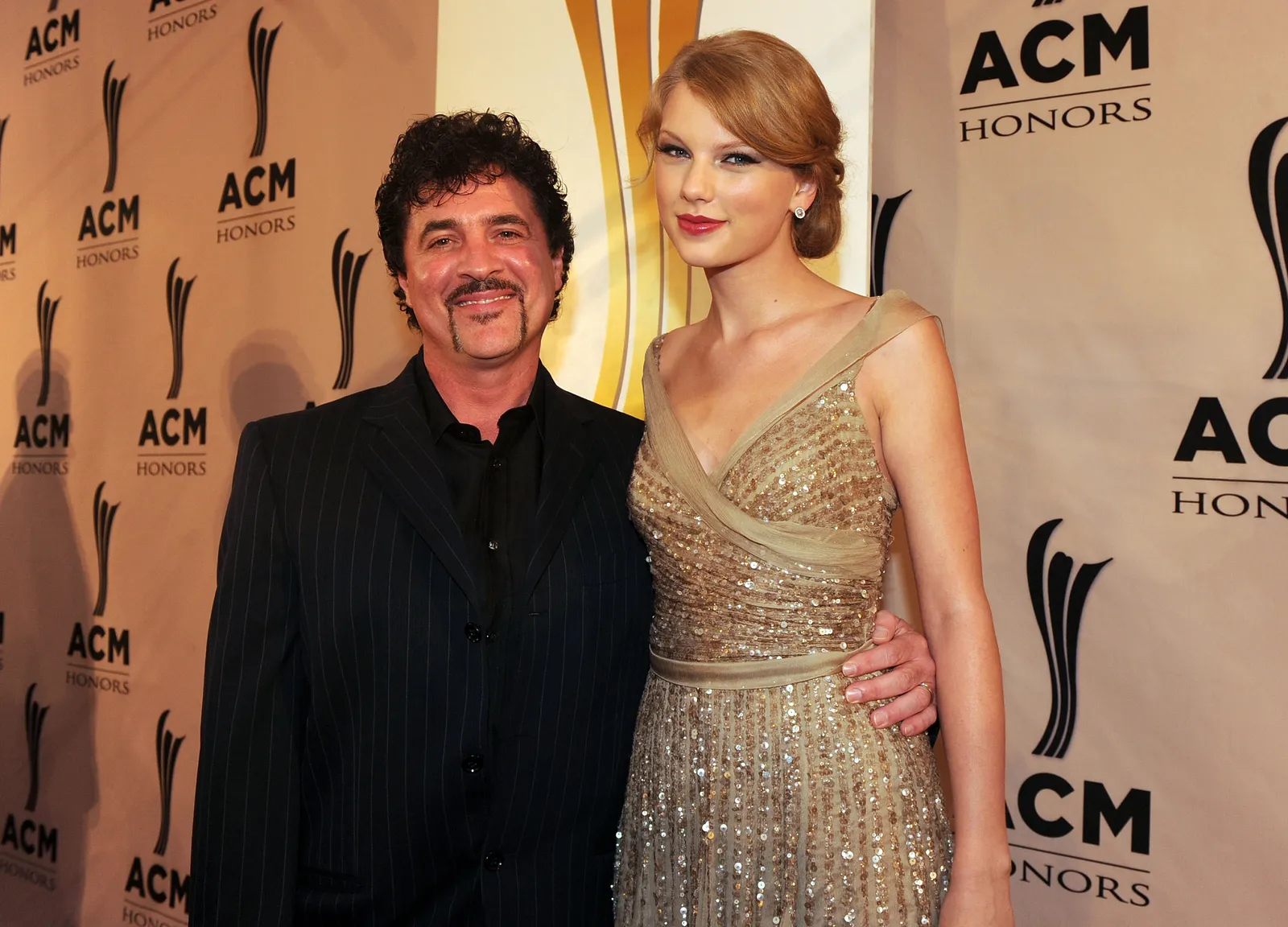 L'image peut contenir Scott Borchetta Taylor Swift Mode Vêtements Robe Personne Adulte Mariage Tenue de Cérémonie et Blazer