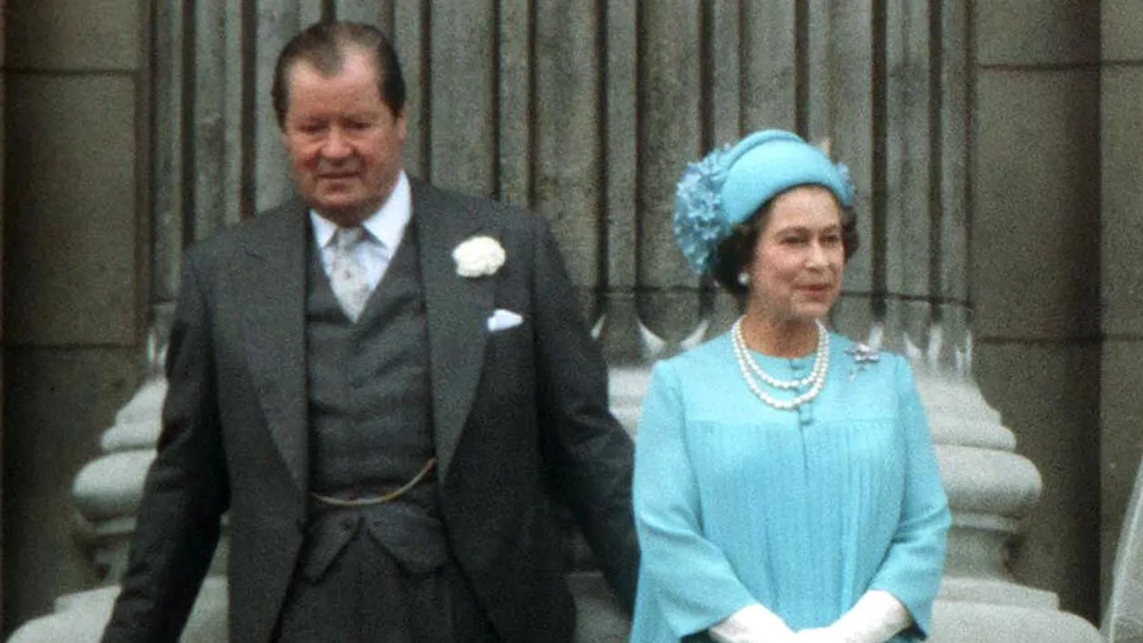 Charles Spencer, le frère de la princesse Diana, affirme que son père a courtisé la reine Elizabeth II