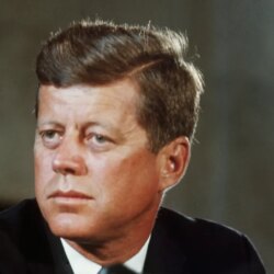 Derrière la porte tournante de la Maison Blanche de John F. Kennedy : les maîtresses, Marilyn Monroe et ce que Jackie savait