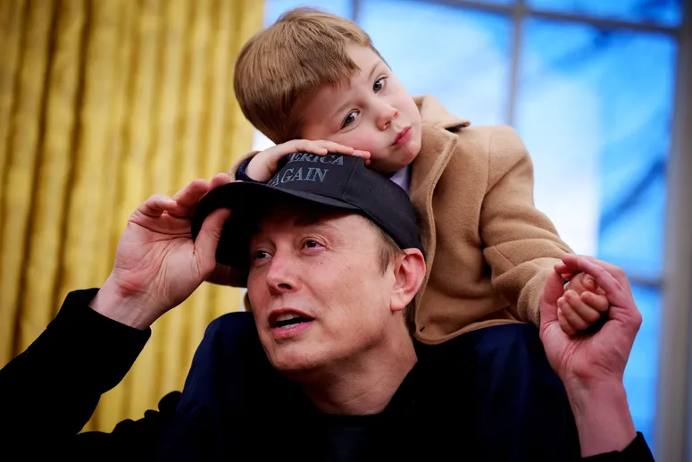 L’image contient peut-être : Elon Musk, casquette de baseball, casquette, vêtements, chapeau, visage, tête, personne, photographie, portrait et partie du corps
