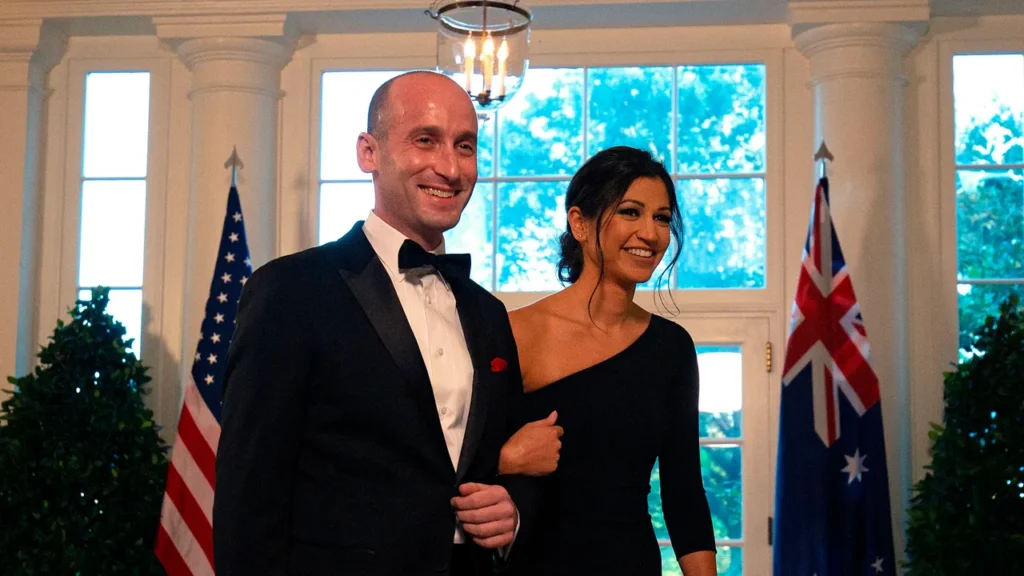 Faites la fête chez Stephen Miller !
