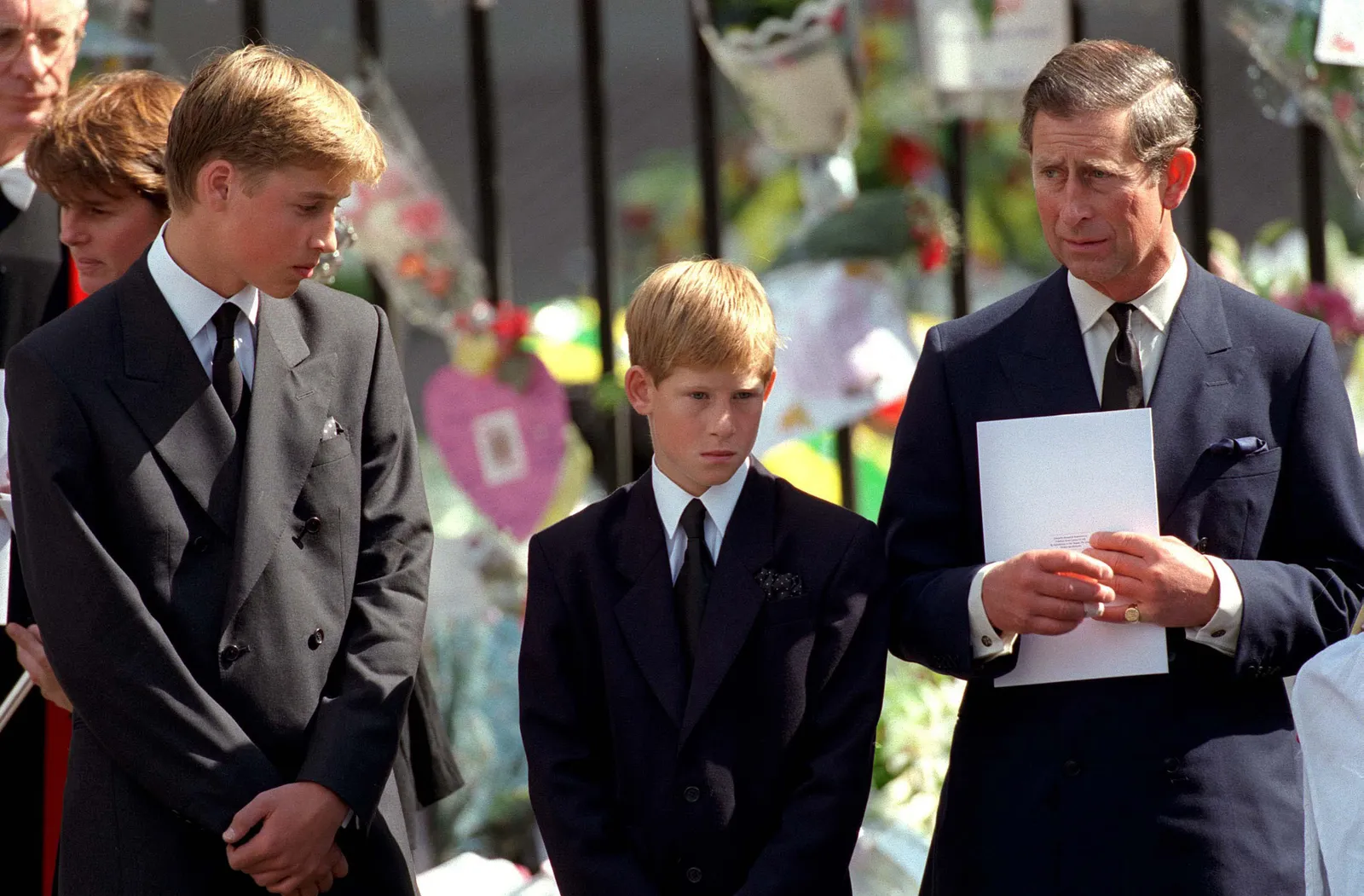 L'image peut contenir des vêtements du prince Harry, duc de Sussex, vêtements de cérémonie, costume, blazer, manteau, veste, accessoires et cravate.
