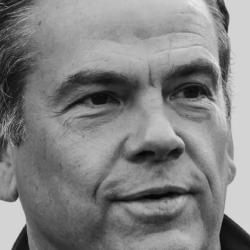 Lachlan Murdoch nage avec les requins