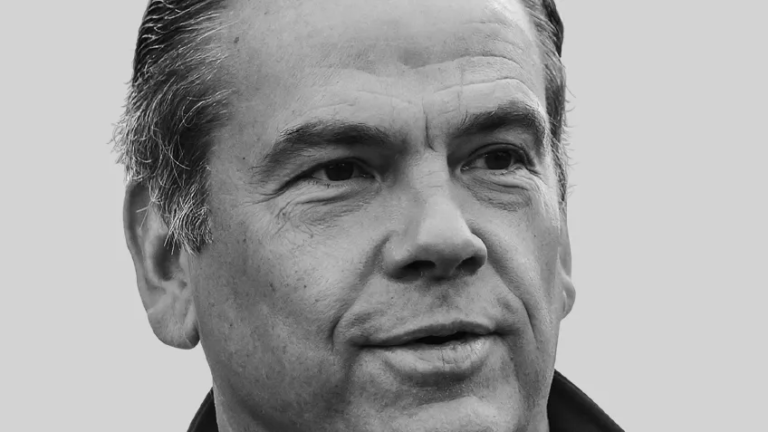 Lachlan Murdoch nage avec les requins