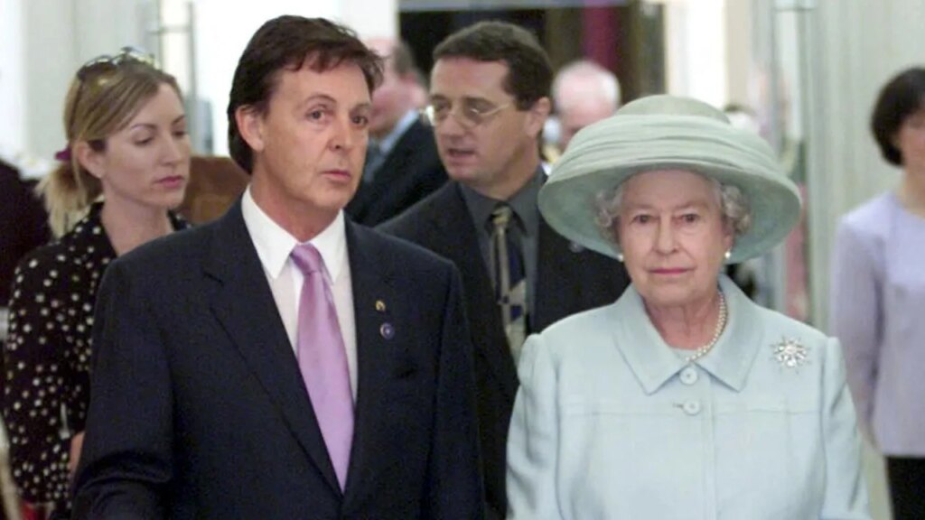 L'épouse de Paul McCartney pense que la reine Elizabeth l'aimait. Il aime penser que c'était vrai
