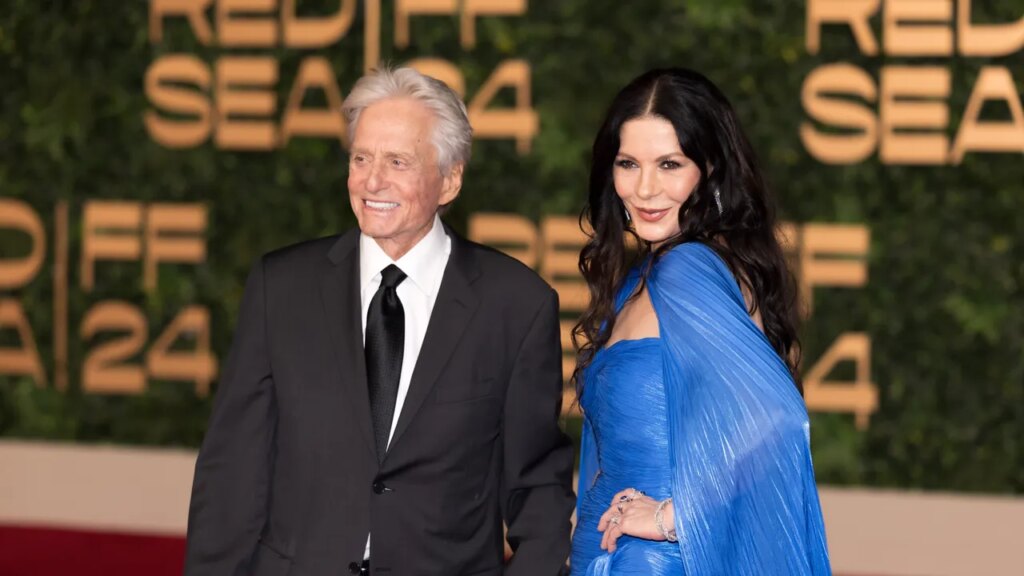 Michael Douglas se souvient de l'ultimatum lancé par sa femme, Catherine Zeta-Jones : « Si nous voulons continuer ainsi, alors je veux que ce soit monogame »
